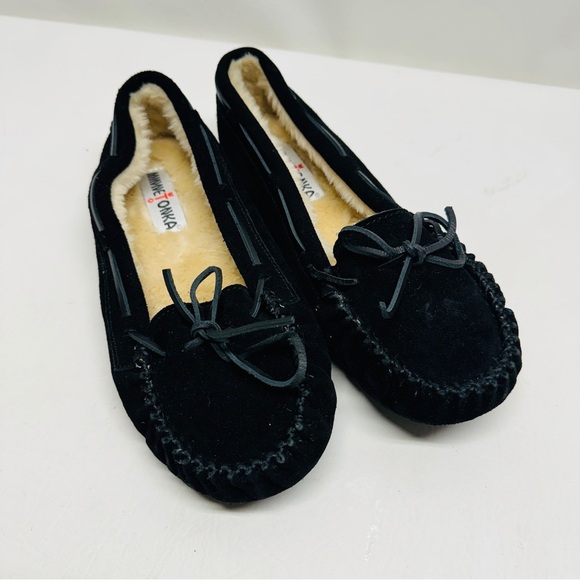 Minnetonka women’s slippers 🥿 size 10W black - Picture 1 of 5